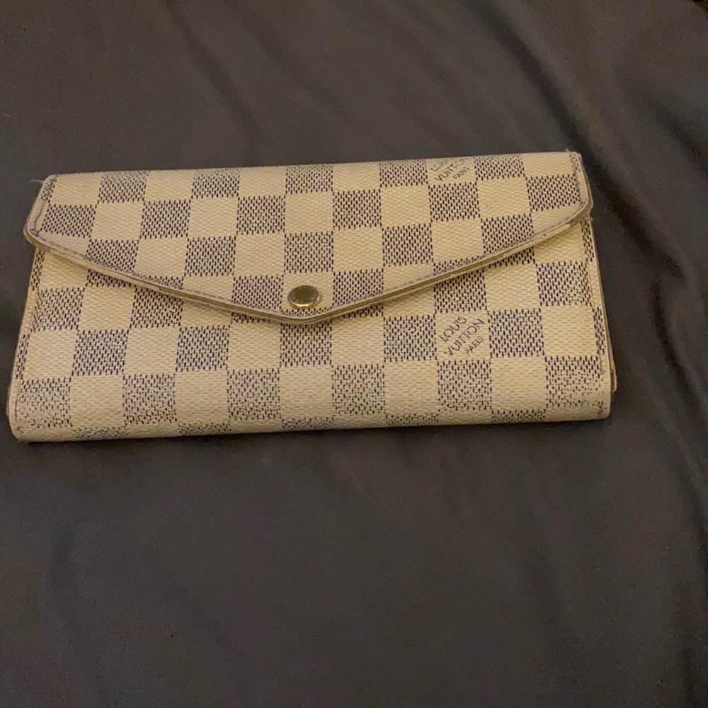 l.V wallet